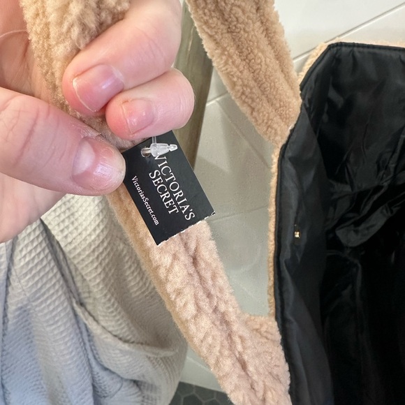 VICTORIA’s SECRET NWT sherpa tote - Picture 9 of 10